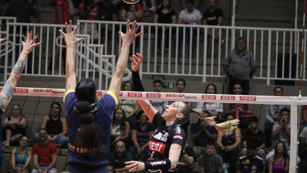 Equipe de Voleibol Adulto Feminino estreia com vitória fora de